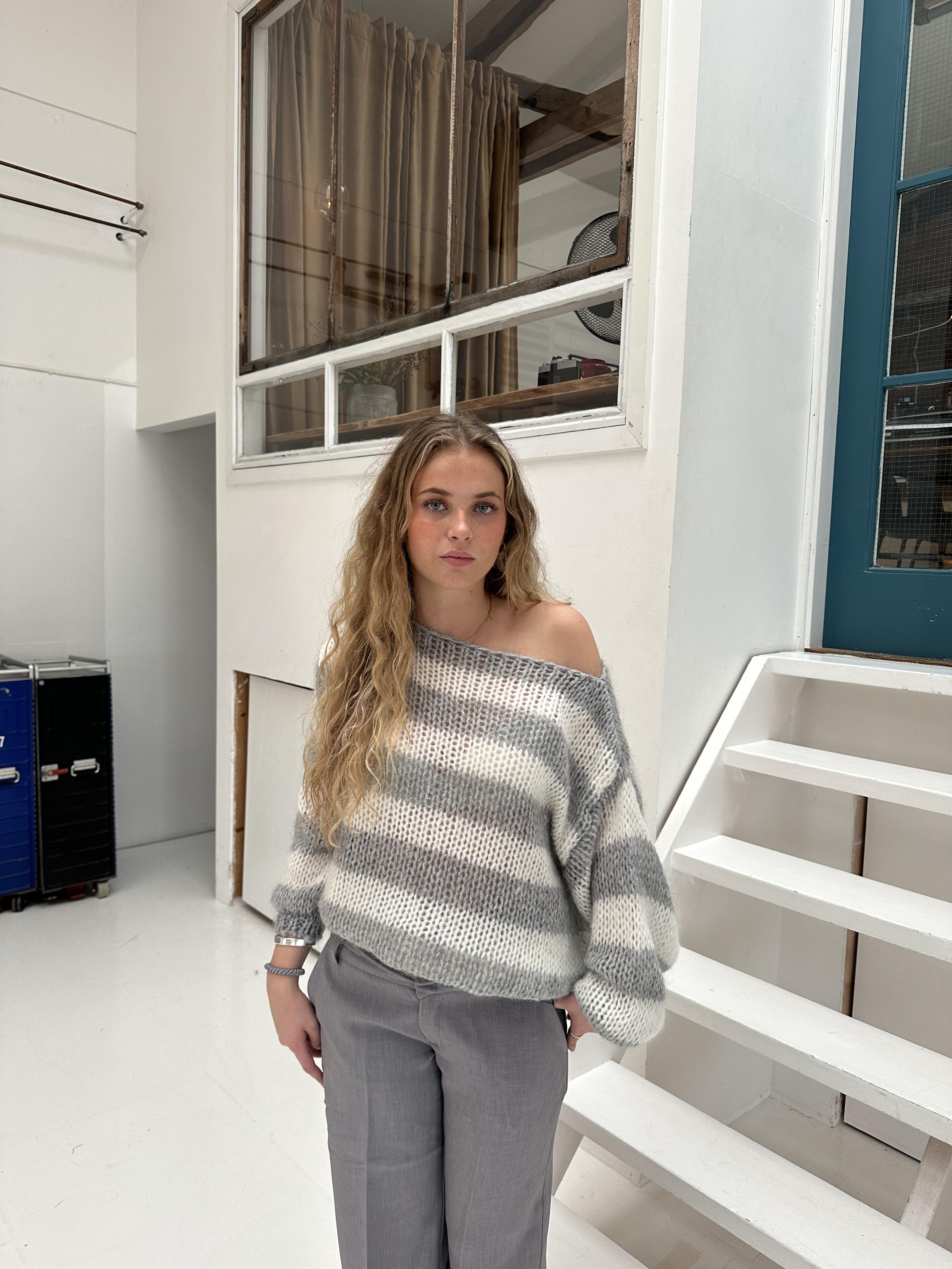 Stilvolle gestrickte Pullover mit trendigen Streifen für einen modischen Look